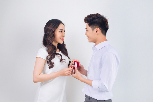 Ilustrasi memberikan perhiasan sebagai hadiah ulang tahun pernikahan ke-25. Foto: Shutterstock