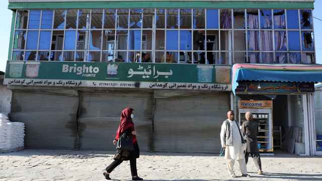 Seorang wanita Afghanistan Rabu (21/4). Foto: Omar Sobhani/REUTERS