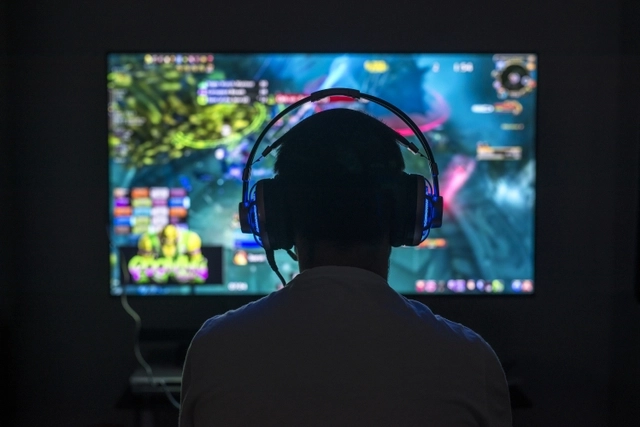 Ilustrasi bermain game PC ringan terbaik (Foto: Shutterstock).