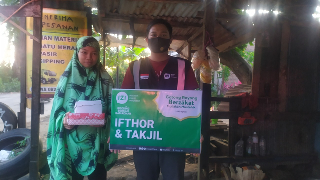 IZI Perwakilan Sulsel bagikan paket iftar dan takjil di pelosok Gowa.