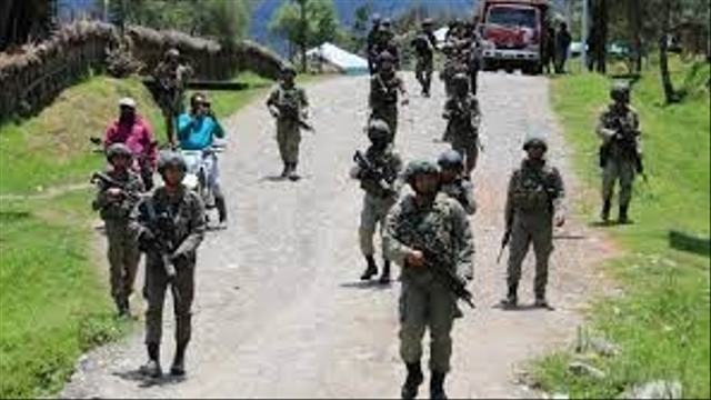 Aparat keamanan TNI-Polri sudah melakukan kegiatan patroli dalam kota, di Distrik Ilaga, Kabupaten Puncak, Papua, Selasa (20/4). Foto: Puspen TNI