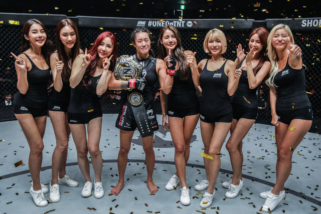 "The Unstoppable" Angela Lee merayakan kemenangan usai berhasil mempertahankan sabuk Juara Dunia ONE Atomweight. Foto: ONE Championship