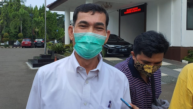 Kepala Bidang Perbendaharaan dan Pengelolaan Belanja Pegawai Badan Keuangan Daerah Depok, Muhammad Yunan Lubis usai menjalani pemeriksaan di Kejari Depok , Rabu (21/4). Foto: Dok. Istimewa