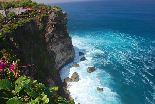 Pemandangan laut dari Pura Luhur Uluwatu (Sumber : Dokumentasi Pribadi Penulis)