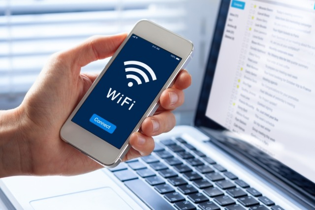 Ilustrasi pengguna melakukan cara ganti password Wifi Huawei (Foto: Shutterstock).