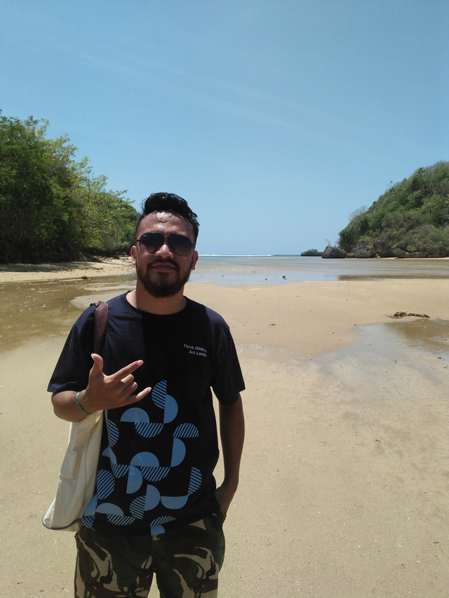 Pantai Tiga Warna.(sumber: Dokumentasi Pribadi)