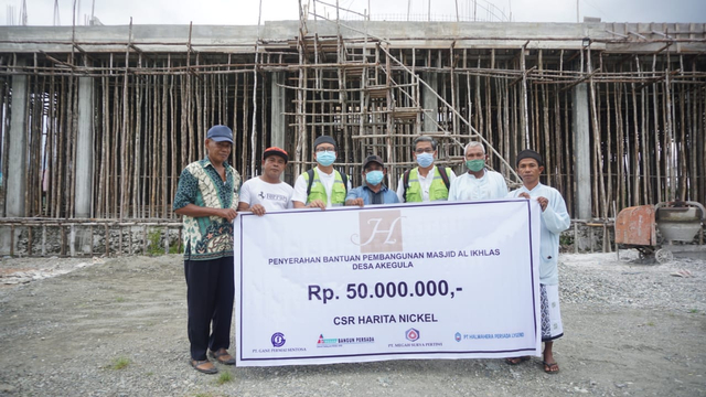 Harita Nickel serahkan bantuan untuk pembangunan masjid. Foto: Istimewa