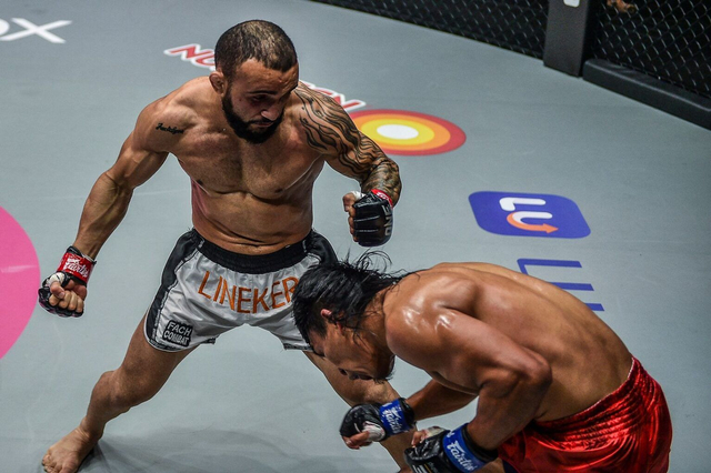 John Lineker (kiri) siap melayangkan pukulan kanan pada Kevin Bellingon. Photo: ONE Championship