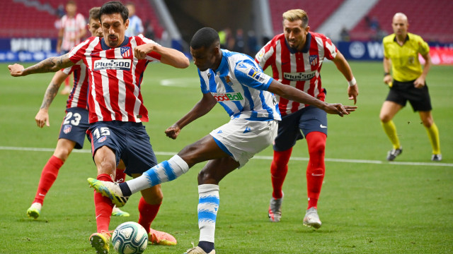Pemain Atletico Madrid Stefan Savic berebut bola dengan pemain Real Sociedad pada lanjutan La Liga Spanyol di Stadion Wanda Metropolitano, Madrid, Spanyol. Foto: GABRIEL BOUYS / AFP