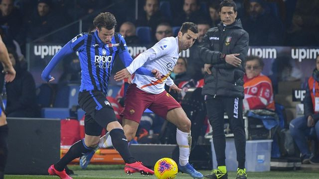 Henrikh Mkhitaryan berduel dengan pemain Atalanta. (Foto: AS Roma)