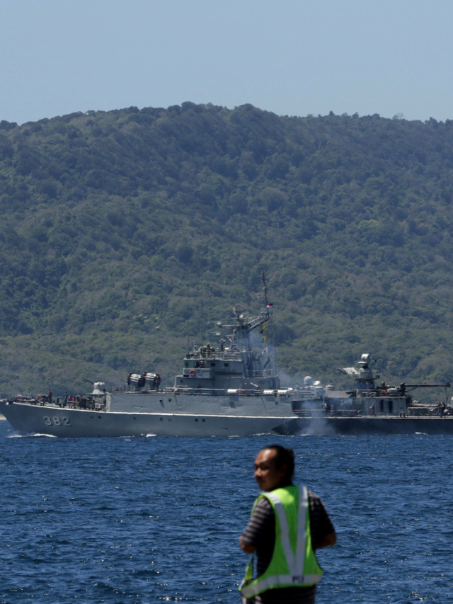 Kapal Angkatan Laut Indonesia tiba untuk bergabung dalam operasi pencarian KRI Nanggala 402 di Pelabuhan Tanjung Wangi, Banyuwangi, Jawa Timur, Kamis (22/4).  Foto: AFP