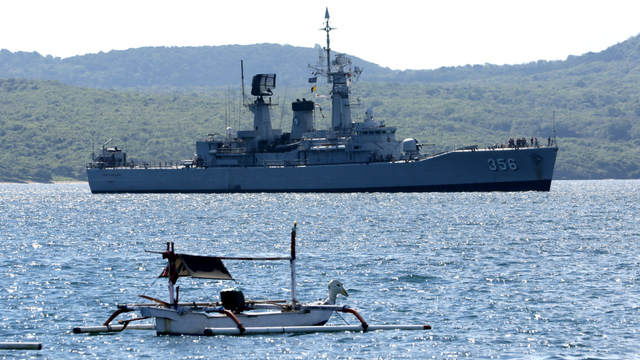 KRI Karel Satsuitubun 356 bersiap sandar di Pelabuhan Tanjung Wangi, Banyuwangi, Jawa Timur, Kamis (22/4/2021). Foto: Budi Candra Setya/ANTARA FOTO