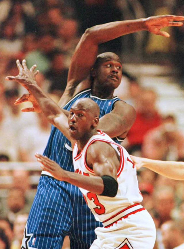 Legenda NBA, Shaquille O Neal dan Michael Jordan. Foto: BRIAN BAHR/AFP