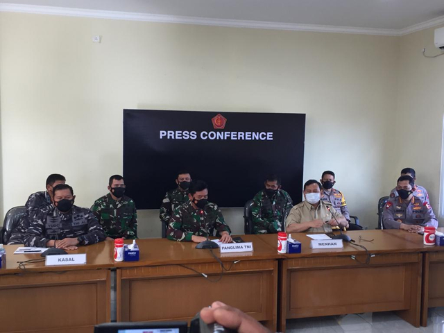 Prabowo saat mengikuti jumpa pers atas hilangnya kapal selam KRI Nanggala-402 di Pangkalan TNI AU I Gusti Ngurah Rai, Badung, Bali, Kamis (2/4). Foto: Dok. Istimewa