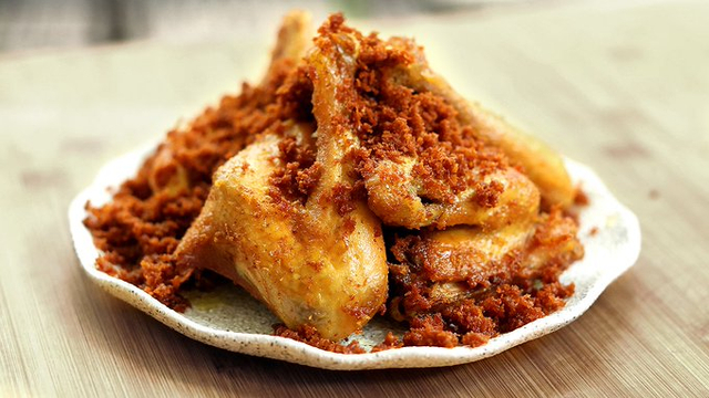 Ayam goreng serundeng. Foto: Twitter @hermawan_devina