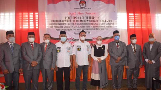 Bupati dan Wakil terpilih Delis-Djira foto bersama KPU dan Ketua DPRD Morut, usai pengumuman penetapan calon terpilih Bupati dan Wakil Bupati Morut, Kamis (22/4). Foto: Istimewa