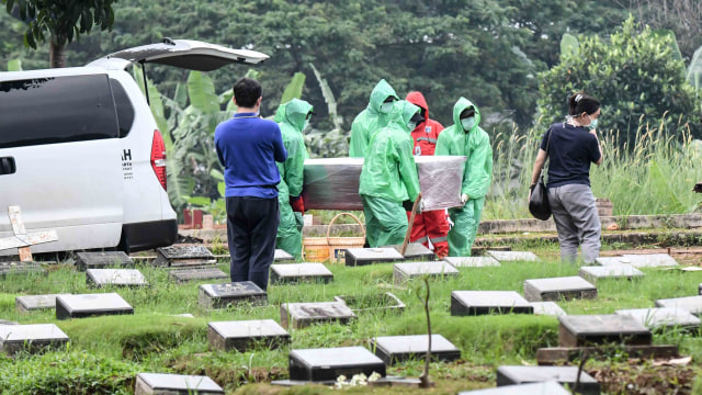 Ilustrasi menurunkan jenazah ke liang kubur. Foto: ANTARA/Muhammad Adimaja