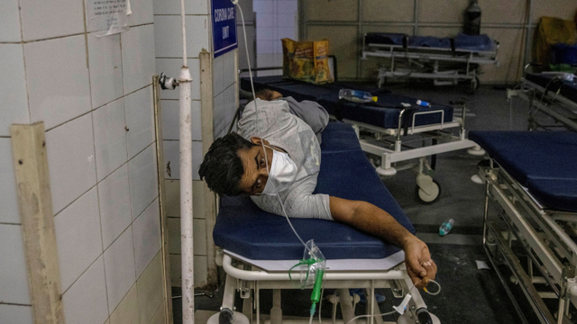 Seorang pasien terinfeksi virus corona mendapat perawatan di Rumah Sakit Lok Nayak Jai Prakash (LNJP), New Delhi, India. Foto: Danish Siddiqui/REUTERS