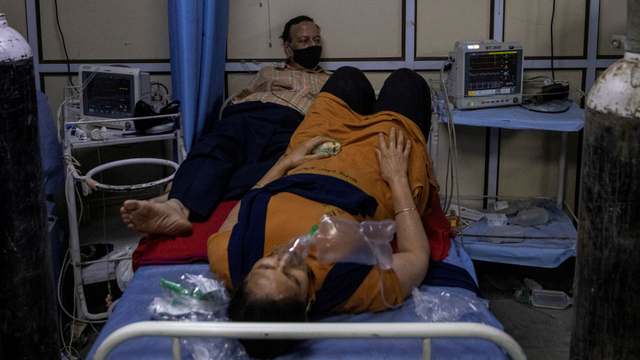 Pasien terinfeksi virus corona mendapat perawatan di Rumah Sakit Lok Nayak Jai Prakash (LNJP), New Delhi, India.  Foto: Danish Siddiqui/REUTERS