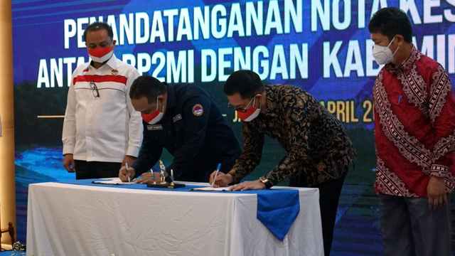 Bupati Minut Joune Ganda bersama Direktur BP2MI saat menandatangani MoU terkait dengan perlindungan tenaga kerja asal Minut