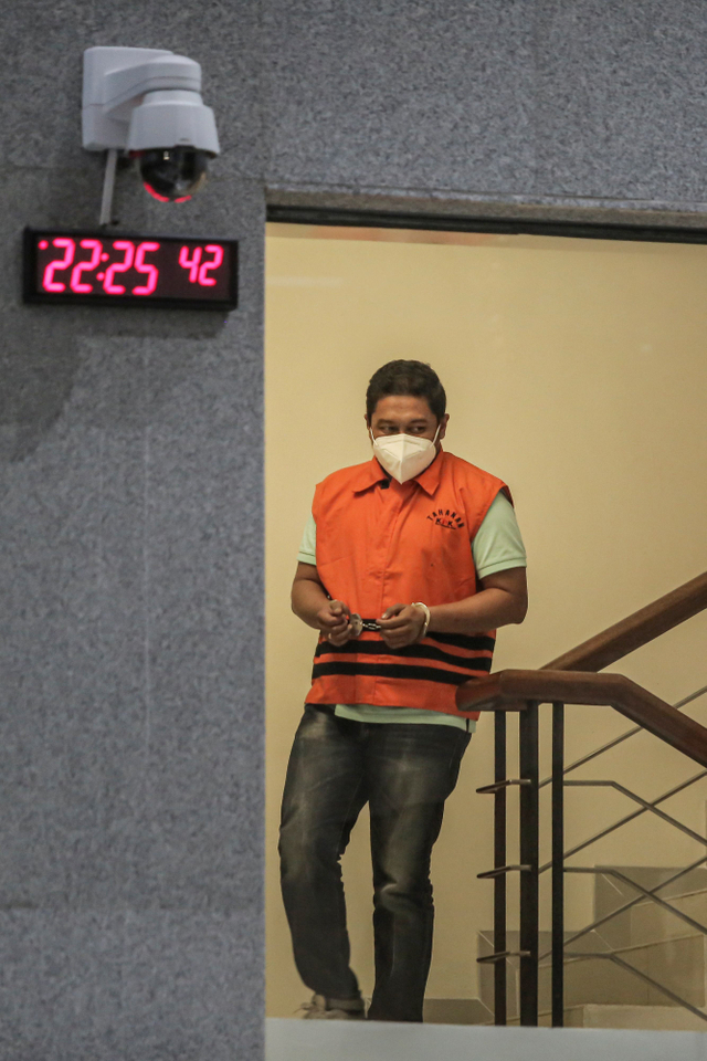 Penyidik KPK Stepanus Robin Pattuju digiring petugas untuk mengikuti konferensi pers usai menjalani pemeriksaan di Gedung Merah Putih KPK, Jakarta, Kamis (22/4/2021). Foto: Dhemas Reviyanto/Antara Foto