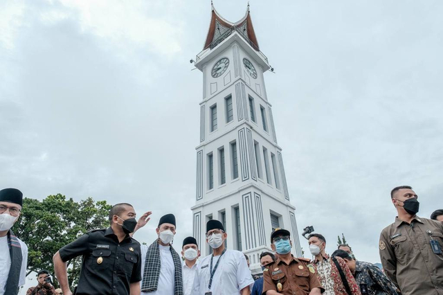 Menparekraf Sandiaga Uno ingin Jam Gadang dilengkapi dengan teknologi Virtual Reality (VR) dan Augmented Reality (AR). Foto: Dok. Kemenparekraf