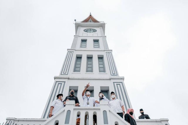 Menparekraf Sandiaga Uno ingin Jam Gadang dilengkapi dengan teknologi Virtual Reality (VR) dan Augmented Reality (AR). Foto: Dok. Kemenparekraf