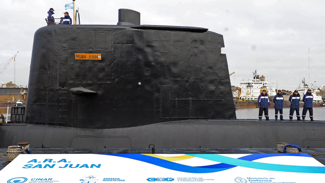 Kapal selam ARA San Juan sedang dikirim ke Angkatan Laut Argentina setelah diperbaiki di Kompleks Industri Angkatan Laut Argentina (CINAR) pada tanggal 23 Mei 2014. Foto: ALEJANDRO MORITZ / TELAM / AFP