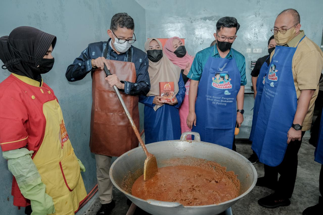 Menparekraf Sandiaga Uno mengunjungi sentra kuliner rendang Foto: Dok. Kemenparekraf