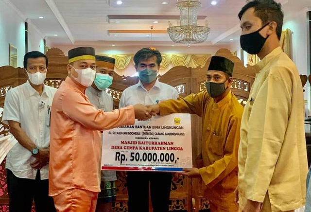 Bupati Lingga, Muhammad Nizar menyerahkan secara simbolis bantuan dari Pelindo I Tanjungpinang (Foto:ist)