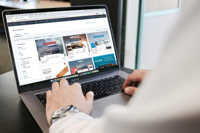 Ilustrasi orang bermain laptop. Foto: Unsplash