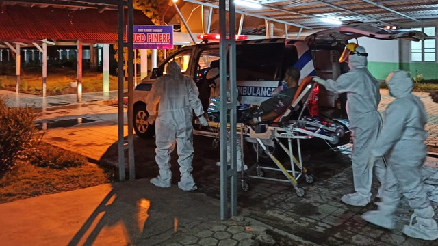 Tenaga kesehatan membawa pasien gejala corona ke Poliklinik Pinere RSUDZA Banda Aceh, Minggu (18/4/2021) malam. Foto: Husaini Ende/acehkini
