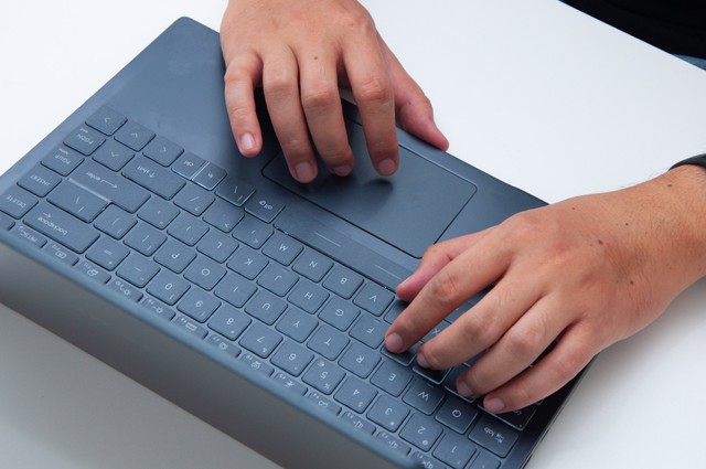 Laptop MSI Modern 14 B4MW-292ID Foto: Kevin S. Kurnianto/kumparan