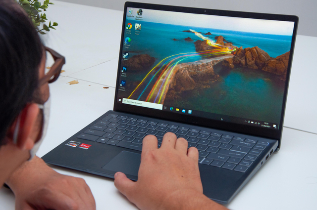 Ilustrasi menggunakan laptop Foto: Kevin S. Kurnianto/kumparan