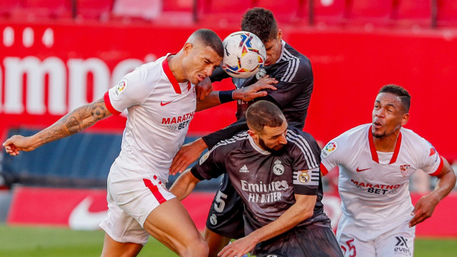 Sevilla berhadapan dengan Real Madrid. (Foto: Angel Fernandez/Reuters)