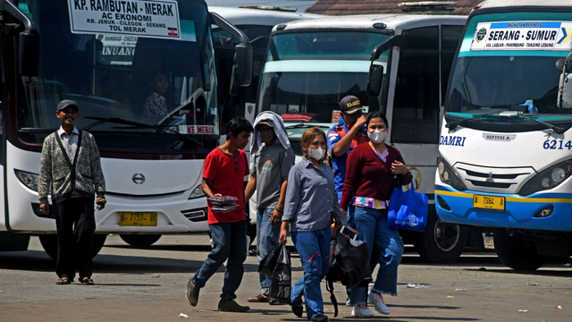 Sejumlah calon penumpang bus antar kota antar provinsi melintas di Terminal Pakupatan Serang, Banten, Jumat (23/4/2021). Foto: Asep Fathulrahman/ANTARA FOTO