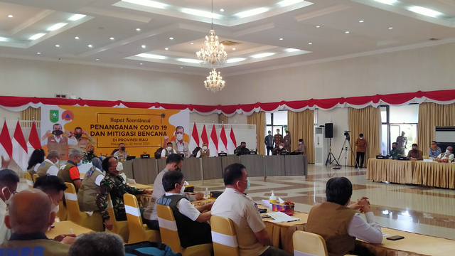 RAPAT Koordinasi Penanganan Covid-19 dan Mitigasi Bencana di Provinsi Riau bersama Kepala Badan Nasional Penanggulangan Bencana (BNPB) Doni Monardo, di Gedung Daerah Balai Serindit, Kamis (22/4/2021)