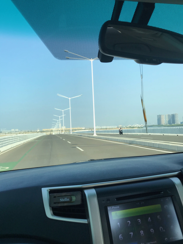 Di bawah jembatan ini adalah laut. | Dokumentasi pribadi.