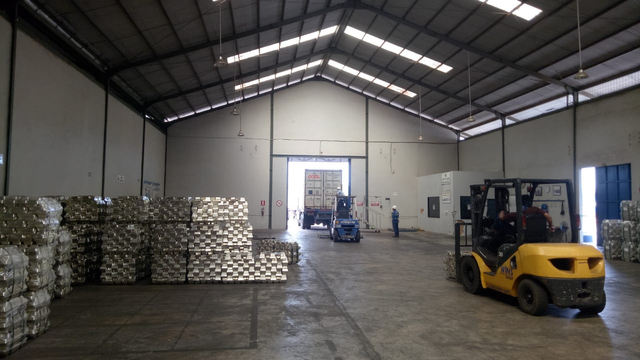 Stok timah di Gudang Tantra Karya Sejahtera.