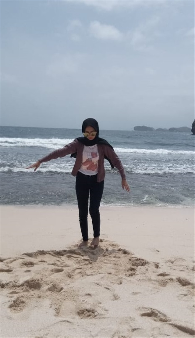 Bermain pasir dan pemandangan laut Pantai Srau. (Sumber: Dokumentasi pribadi penulis)