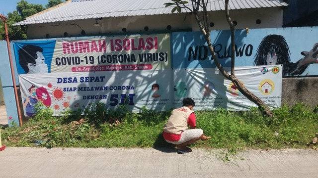 Rumah tua di Desa Sepat yang dianggap berhantu oleh warga yang digunakan untuk karantina. Foto: Aris Wasita/ANTARA