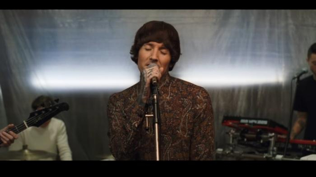 oliver sykes vokalis bring me the horizon memakai batik