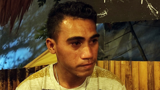 Reinhard Ciono menangis saat menceritakan kerinduannya kepada sosok ibu yang sudah tak bertemu selama 15 tahun. (foto: febry kodongan/manadobacirita)