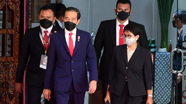 Presiden Joko Widodo tiba di Sekretariat ASEAN, Jakarta, untuk hadiri pertemuan ASEAN Leaders Meeting (ALM), Sabtu (24/4). Foto: Muchlis Jr/Biro Pers Sekretariat Presiden