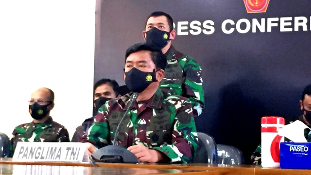 Panglima TNI Marsekal TNI Hadi Tjahjanto saat konferensi pers hasil pencarain kapal selam KRI Nanggala-402 di Lanud Ngurah Rai, Bali, Sabtu (24/4). Foto: Denita BR Matondang/kumparan
