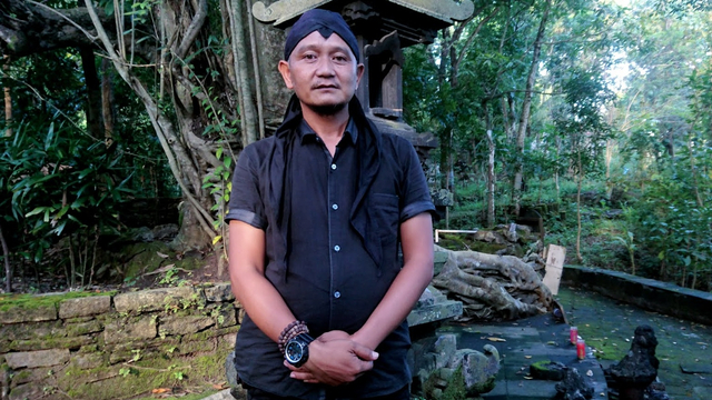 Mulyono di depan Sendang Semanggi. Foto: Widi Erha Pradana