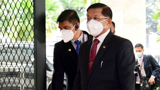 Panglima Militer Myanmar Jenderal Min Aung Hlaing (kanan) menghadiri KTT ASEAN di Gedung Sekretariat ASEAN Jakarta, Sabtu (24/4/2021). Foto: Muchlis Jr/Biro Pers Sekretariat Presiden