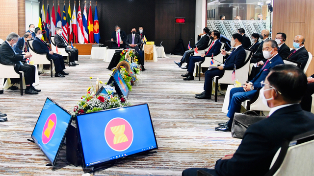 Suasana pertemuan KTT ASEAN yang dihadiri oleh kepala negara ASEAN dan perwakilan di Gedung Sekretariat ASEAN Jakarta, Sabtu (24/4/2021). Foto:  Setpres-Muchlis Jr/HO ANTARA FOTO