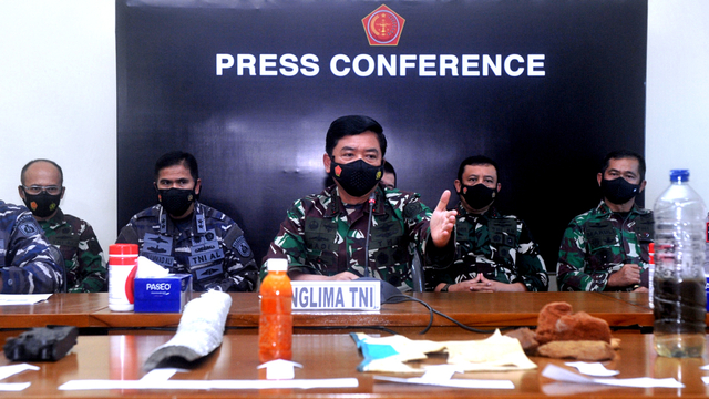 Panglima TNI Marsekal TNI Hadi Tjahjanto (tengah) menunjukkan temuan barang dan serpihan yang diyakini merupakan bagian dari KRI Nanggala 402 saat konferensi pers di Lanud I Gusti Ngurah Rai, Badung, Bali, Sabtu (24/4/2021). Foto: Fikri Yusuf/ANTARA FOTO