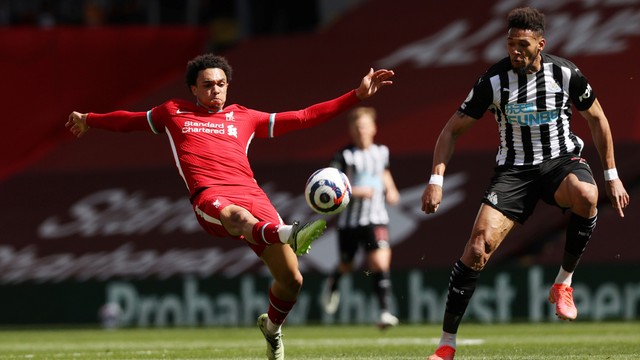 Pertandingan Liverpool vs Newcastle United di Anfield, Liverpool, Inggris, Sabtu (24/4). Foto: Pool via REUTERS